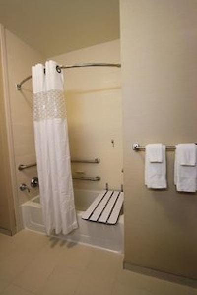 هامپتون این اند سویتز اُکالا