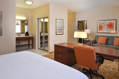 هامپتون این اند سویتز اُکالا