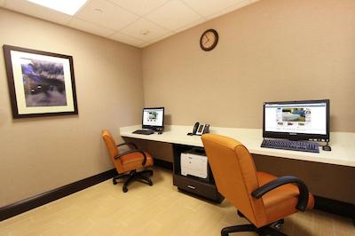 هامپتون این اند سویتز اُکالا