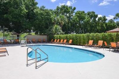 هامپتون این اند سویتز اُکالا