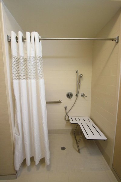 هامپتون این اند سویتز اُکالا