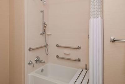 هامپتون این اند سویتز اُکالا