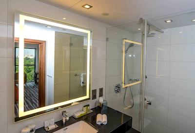 دوبلتری بای هیلتون لدز