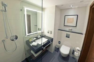 دوبلتری بای هیلتون لدز