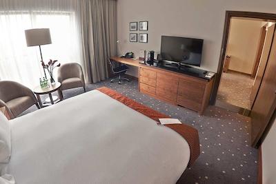 دوبلتری بای هیلتون لدز