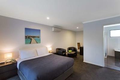 بست وسترن کلنیال ویلیج متل