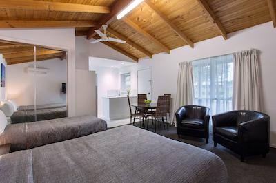 بست وسترن کلنیال ویلیج متل