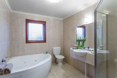 بست وسترن کلنیال ویلیج متل