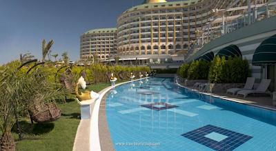 دلفین ایمپریال لارا