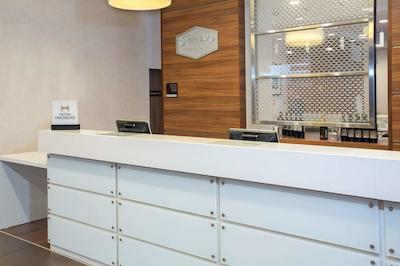 هامپتون بای هیلتون ورنزه