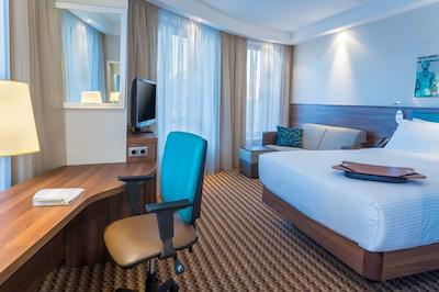 هامپتون بای هیلتون ورنزه