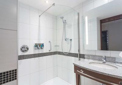 هامپتون بای هیلتون ورنزه