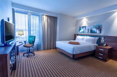 هامپتون بای هیلتون ورنزه