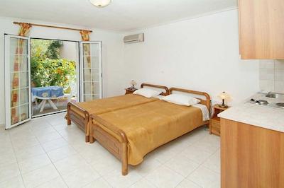 دیمیتریز استودیز