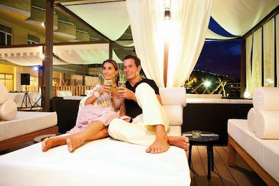 ب لیو ادولتز اُنلی تنریف