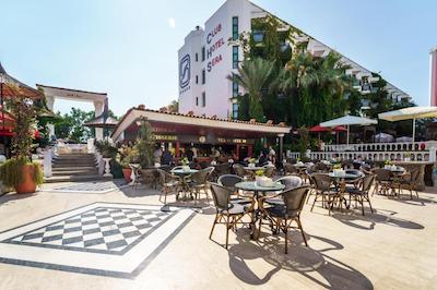 کلاب هتل سرا