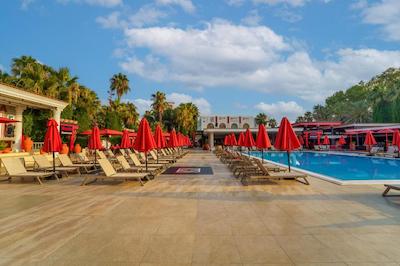 کلاب هتل سرا