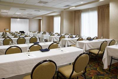 هیلتون گاردن این کالگاری آیرپرت