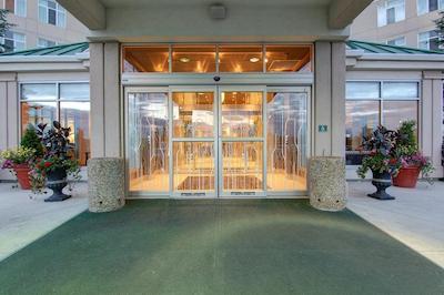 هیلتون گاردن این کالگاری آیرپرت