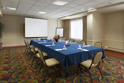 هیلتون گاردن این کالگاری آیرپرت