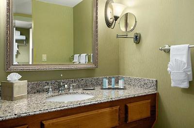 پوینت هیلتون تاپاتیو کلیفز ریزرت