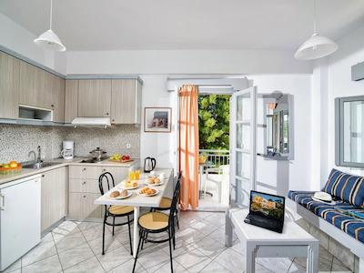 ایفیجنیا اپارتمنتز