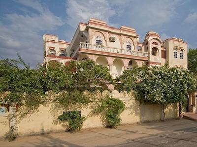 هتل مادهوبان