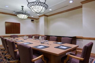 هیلتون انچراج