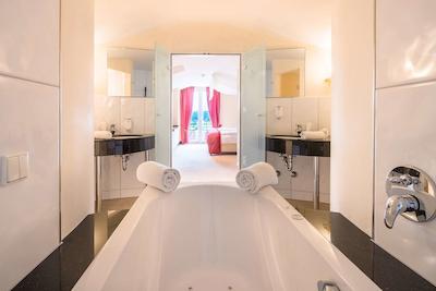 بست وسترن پرمیر کاستانیا ریزرت هتل