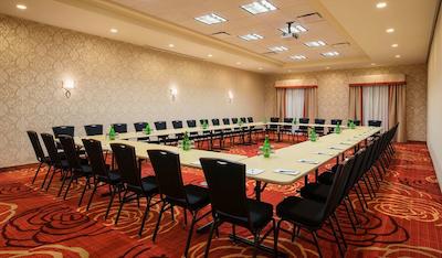 هموود سویتز بای هیلتون وینیپگ آیرپرت-پلو پارک