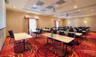 هموود سویتز بای هیلتون وینیپگ آیرپرت-پلو پارک