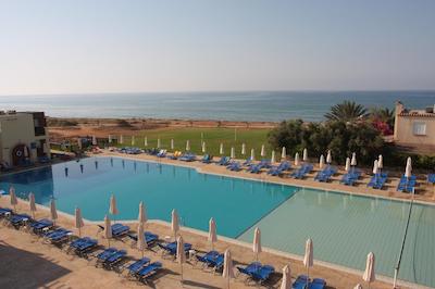 پاناز هلید ویلیج