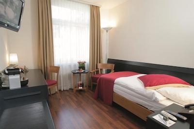 سُرل هتل سیدنهف