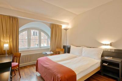 سُرل هتل سیدنهف