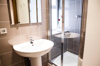 هولت هستال والنشیا