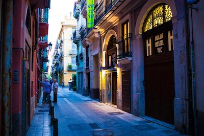 هولت هستال والنشیا