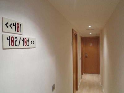 هولت هستال والنشیا