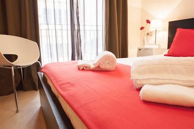 هولت هستال والنشیا