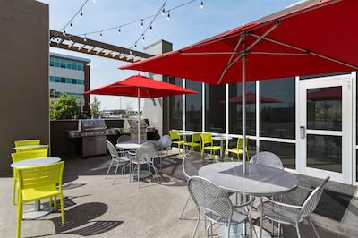 هم2 سویتز بای هیلتون وست ادمنتون