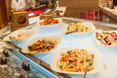 کرون پلازا شانگهای نواه اسکوئر