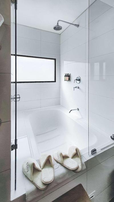 93 لوکسوری سویتز