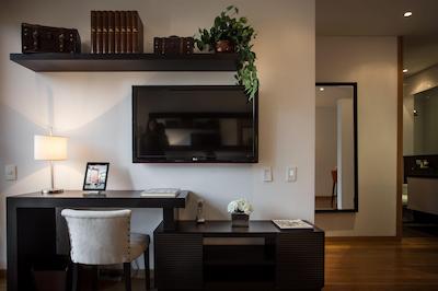 93 لوکسوری سویتز