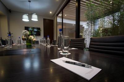 93 لوکسوری سویتز