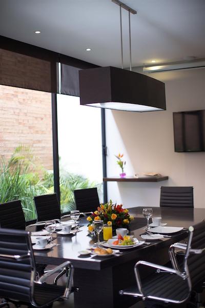 93 لوکسوری سویتز