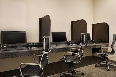 رامادا بای ویندهام امرالد پارک/رجینا ایست