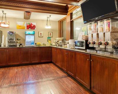 کوالیتی این نیر هامپتون کلیسوم