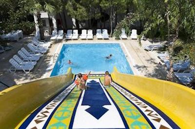 لاریسا بیچ کلوب ساید