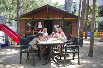 لاریسا بیچ کلوب ساید