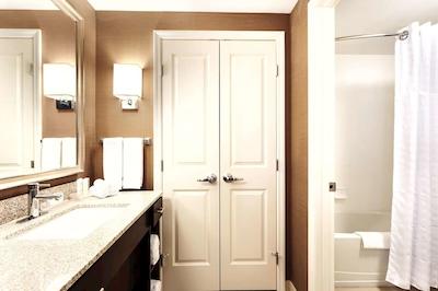 هموود سویتز بای هیلتون اتلانتا آیرپرت نرد