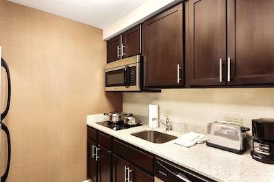 هموود سویتز بای هیلتون اتلانتا آیرپرت نرد